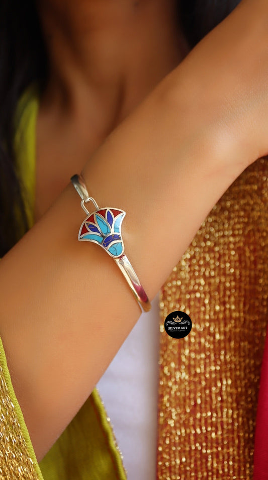 Lotus closed handcuff