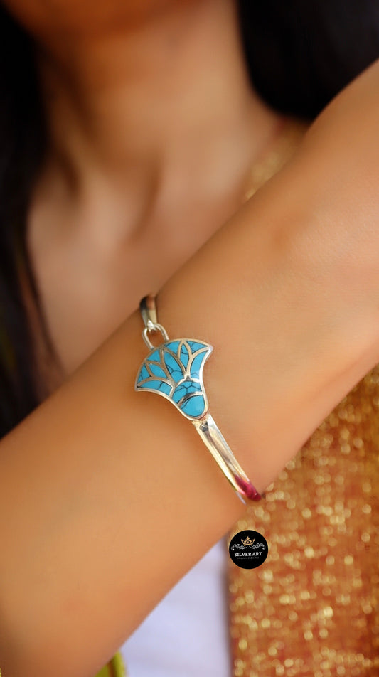 Lotus closed handcuff